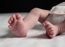 lifestyle newborn fotograaf delft babyvoetjes