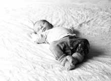 lifestyle newborn fotograaf delft baby op bed