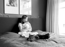 kraamreportage delft baby en mama en poes