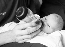 lifestyle newborn fotograaf delft fles
