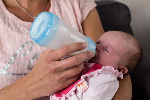 newbornfotografie Delft: baby en fles