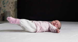 newbornfotografie Delft: baby op bed