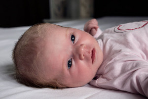 newbornfotografie Delft: baby kijkt