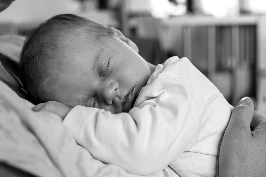 newbornfotograaf Delft: baby en mama