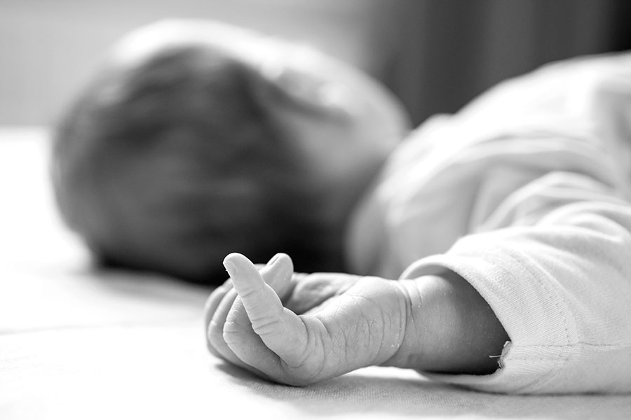 newbornfotografie Delft: babyhandje