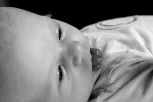 newbornfotograaf Delft: baby steekt tong uit