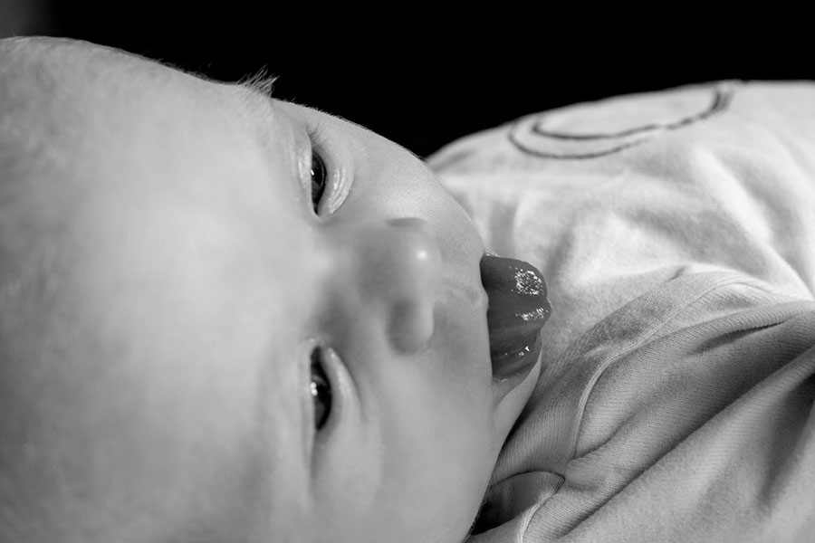 newbornfotograaf Delft: baby steekt tong uit