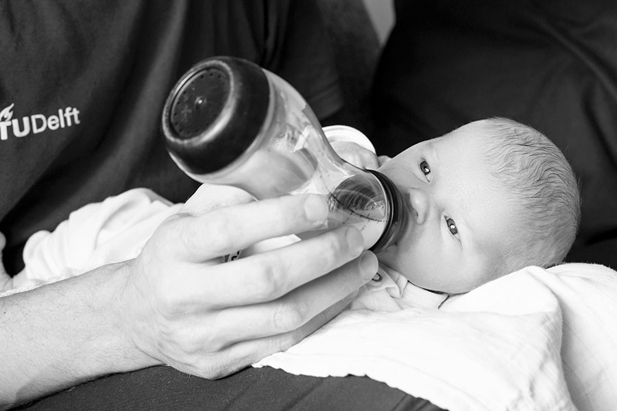 newborn fotograaf Delft fles