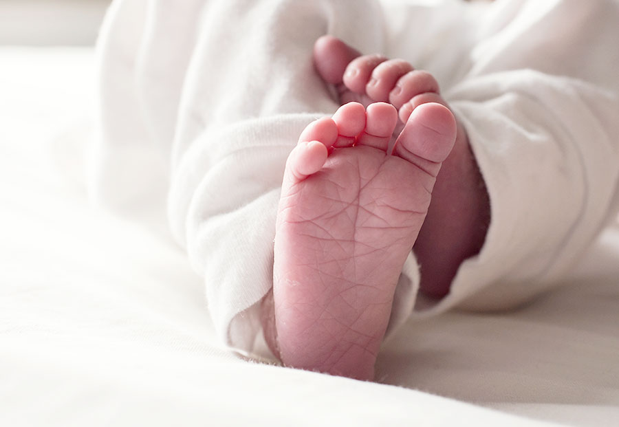 werkwijze lifestyle newborn fotografie Delft babyvoetjes