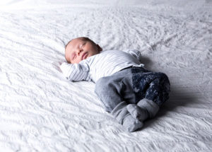 baby op bed fotoreportage