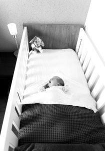 baby in babybed newbornshoot
