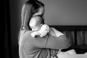 baby bij mama newbornshoot