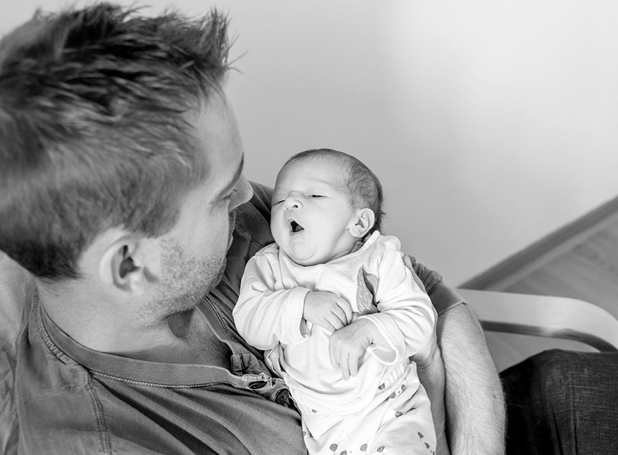 kraamfotografie Pijnacker baby en papa