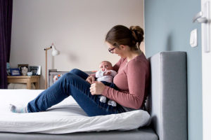 bij mama op bed newborn fotograaf