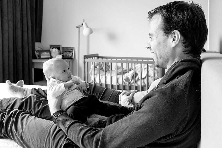 baby kijkt naar papa lifestyle newborn