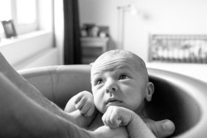 baby in bad newborn fotograaf