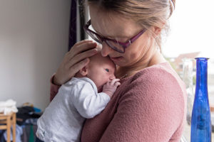 knuffelen bij mama lifestyle fotografie