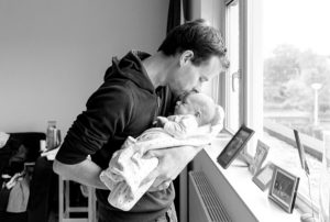 baby bij papa lifestyle newborn fotografie
