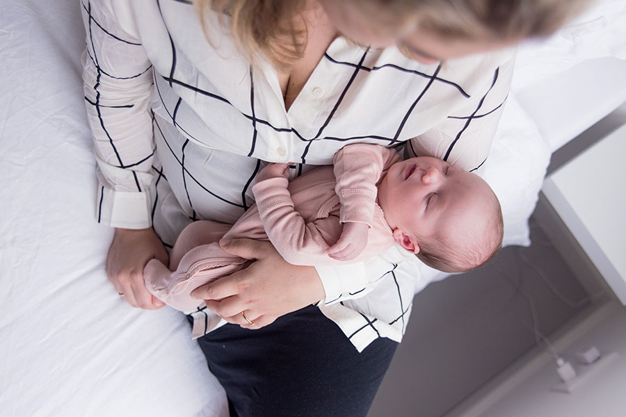 lifestyle newborn workshop knuffelen met mama