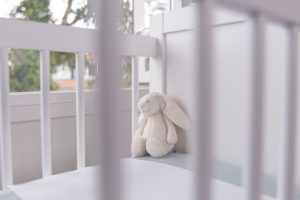 lifestyle newborn fotograaf babybed met haas