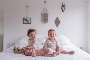 lifestyle newborn fotograaf de kinderen op bed