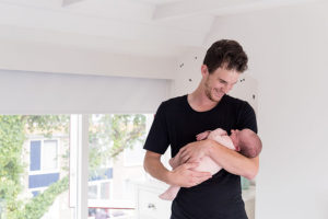 lifestyle newborn fotograaf lachende papa