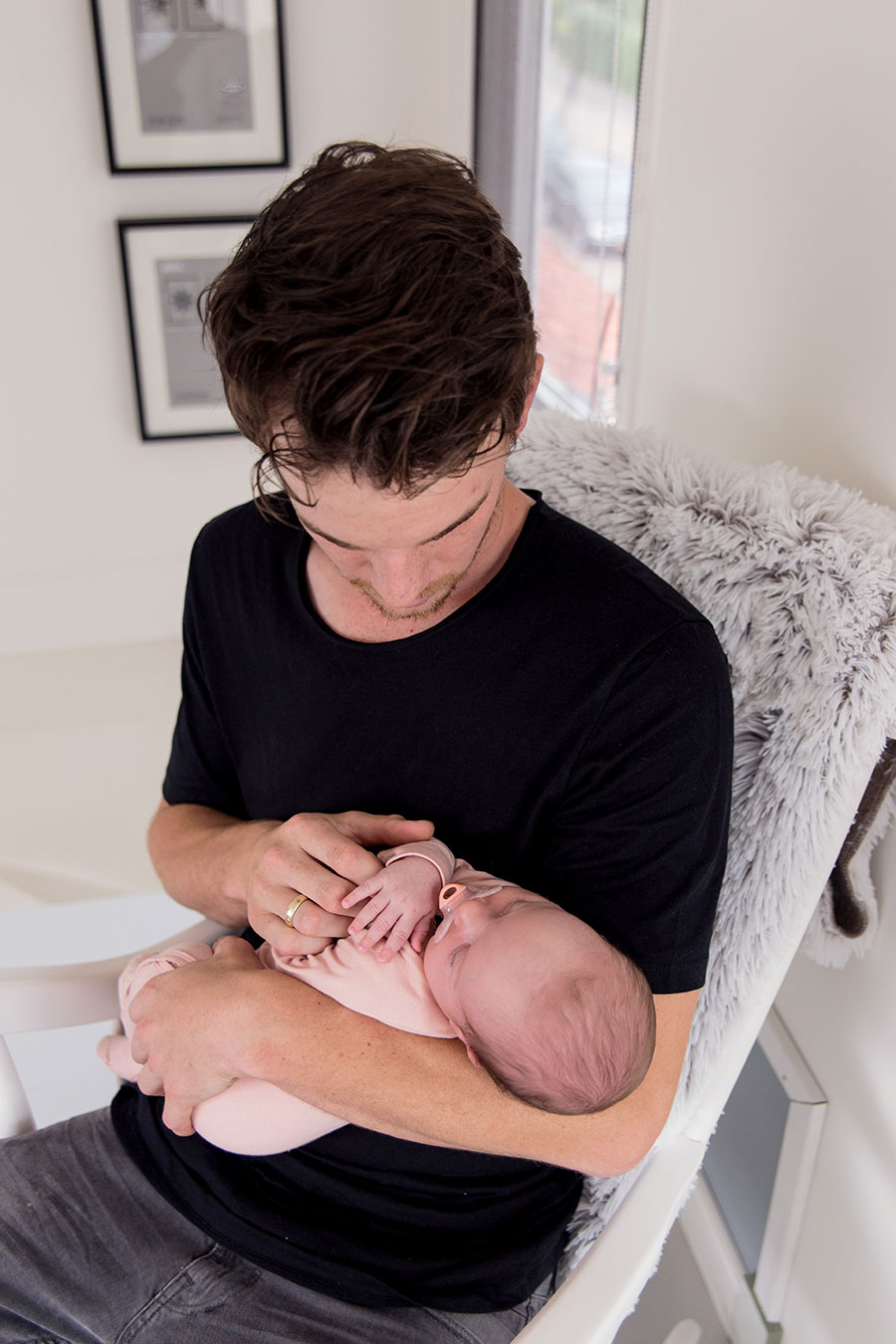 lifestyle newborn fotograaf papa met baby vieve