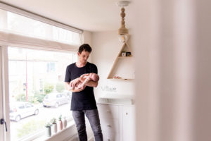 lifestyle newborn fotograaf baby vieve met papa
