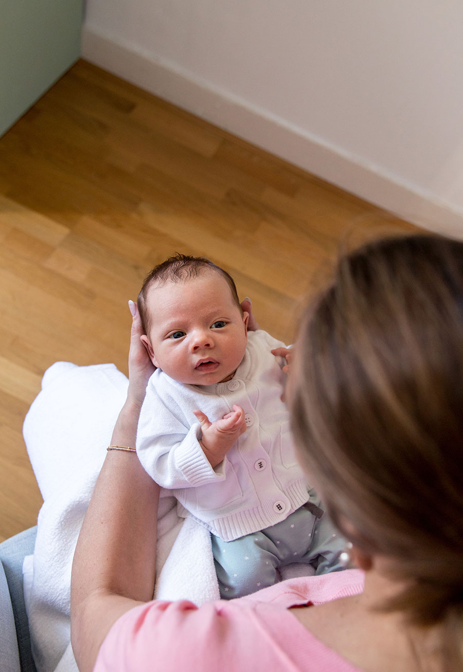 lifestyle fotoreportage newborn Delft baby op schoot