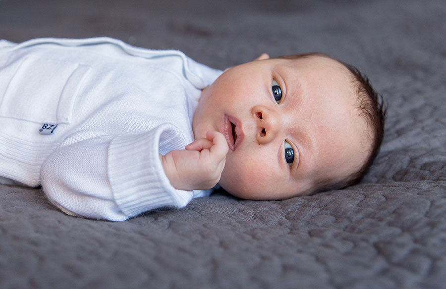 lifestyle fotoreportage newborn Delft baby op bed