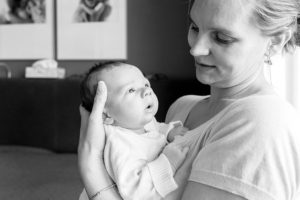 lifestyle fotograaf newborn Delft baby kijkt in licht