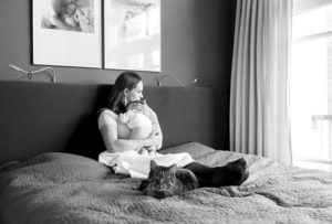 lifestyle fotograaf newborn Delft knuffelen met mama