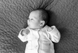 lifestyle fotograaf newborn Delft baby op bed
