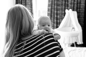lifestyle newborn fotografie berkel baby bij mama