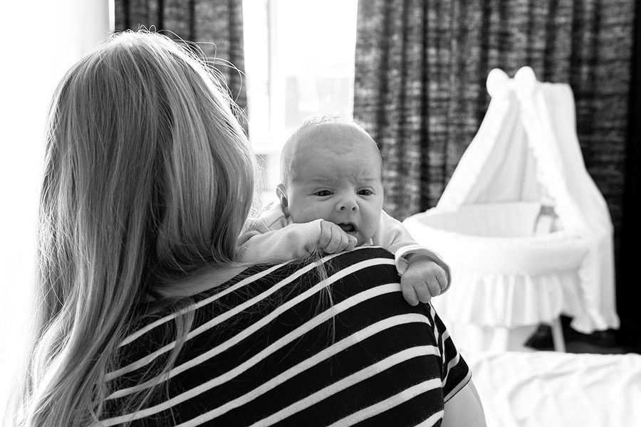 lifestyle newborn fotografie berkel baby bij mama