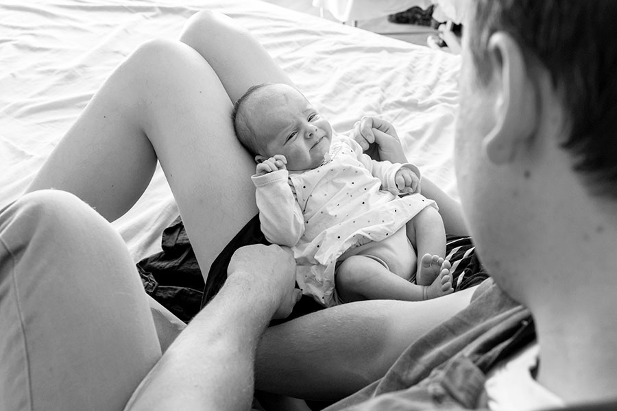 lifestyle newborn fotografie berkel baby op schoot