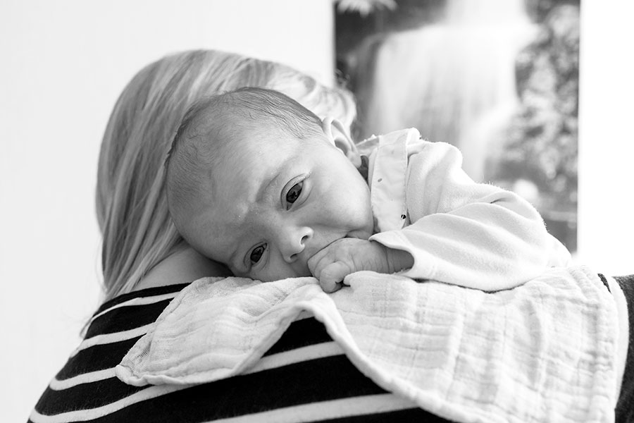lifestyle newborn fotografie berkel baby bij mama