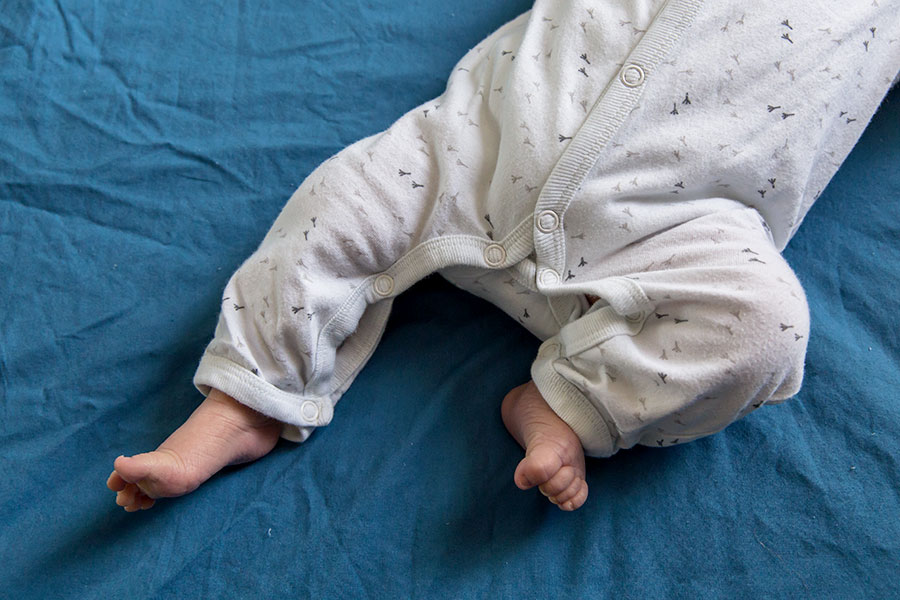 lifestyle newborn fotografie den hoorn kraamreportage babyvoetjes