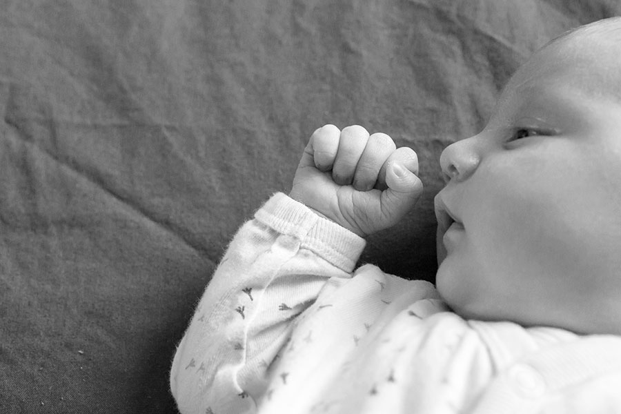 lifestyle newborn fotografie den hoorn kraamreportage baby