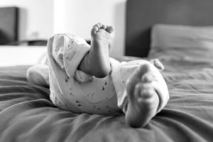 lifestyle newborn fotografie den hoorn kraamreportage babyvoetjes