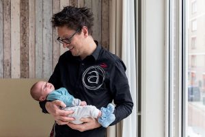 lifestyle newbornfotografie den haag baby met papa