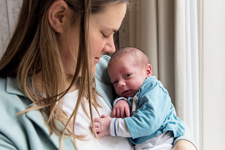 lifestyle newbornfotografie den haag baby met mama