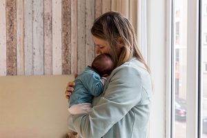 lifestyle newbornfotografie den haag knuffelen