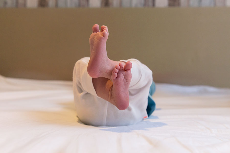 lifestyle newbornfotografie den haag babyvoetjes