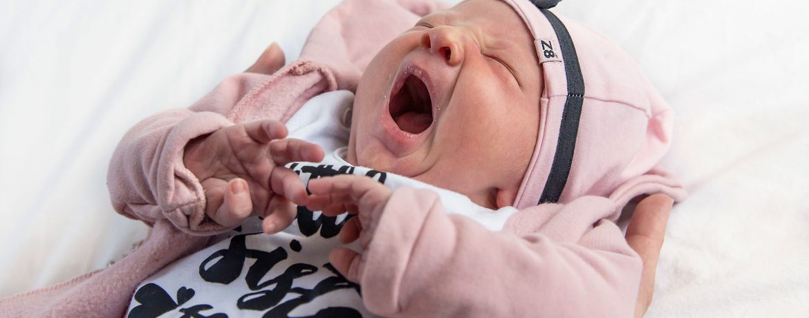 lifestyle newbornfotograaf pijnacker baby gaapt