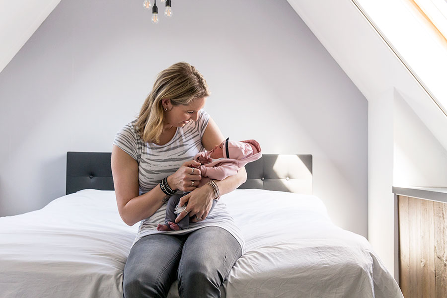 lifestyle newbornfotograaf pijnacker baby met mama