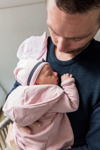 lifestyle newbornfotograaf pijnacker baby met papa