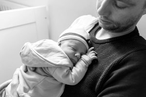 lifestyle newbornfotograaf pijnacker baby met papa