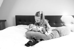 lifestyle newbornfotograaf pijnacker baby met zus