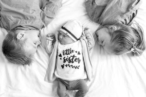 lifestyle newbornfotograaf pijnacker baby met broer en zus